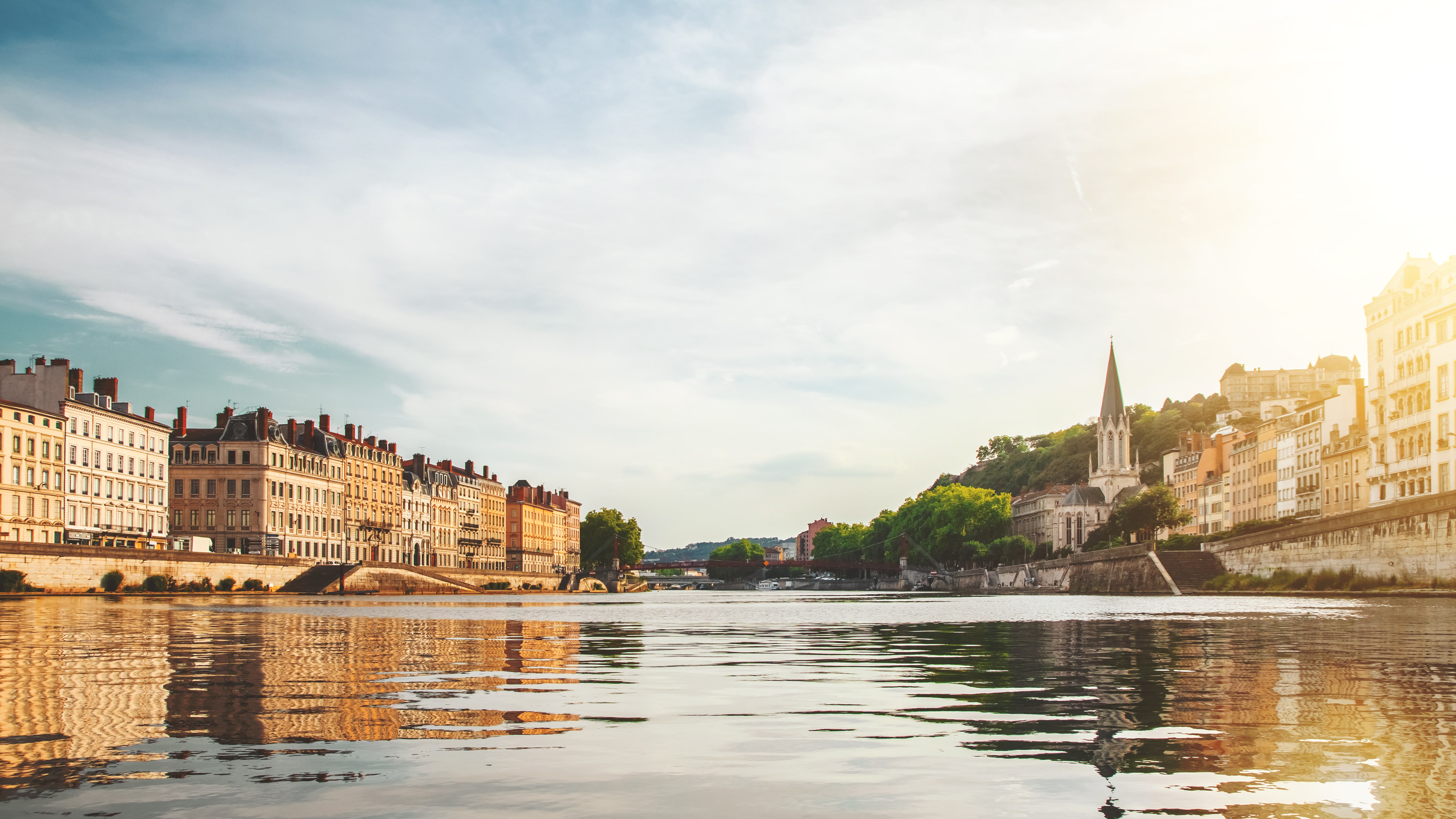 Point de vue de la Saône sur les rives Est et Ouest. 