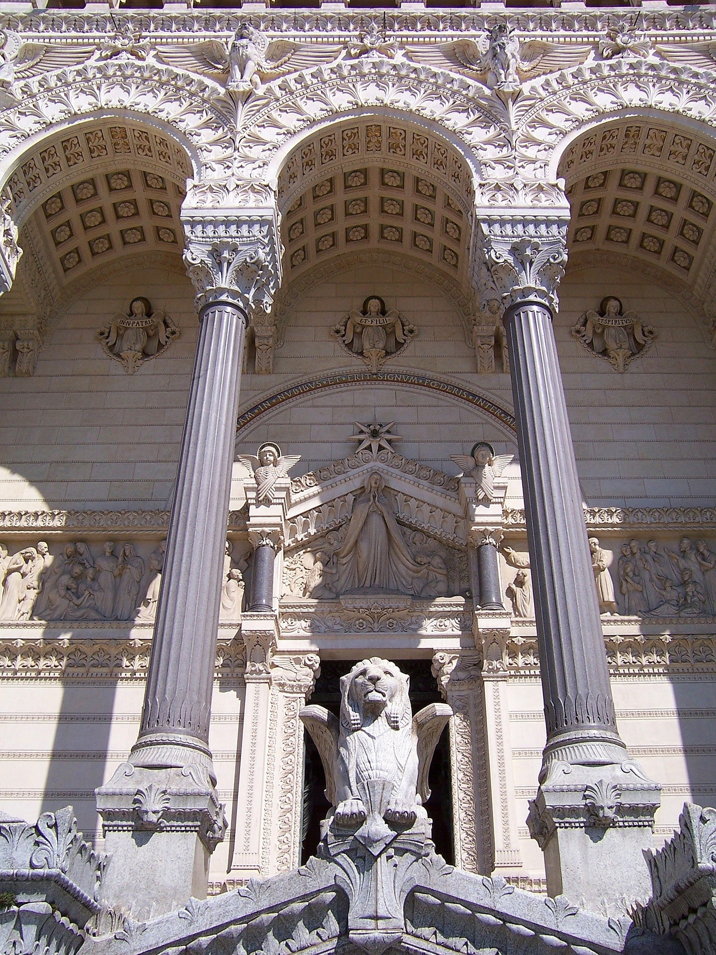 façade de la basilique de Fourvière. Commentaire sur le point de vue panoramique de l'esplanade de Fourvière. Visites guidées effectuées par une guide du patrimoine.