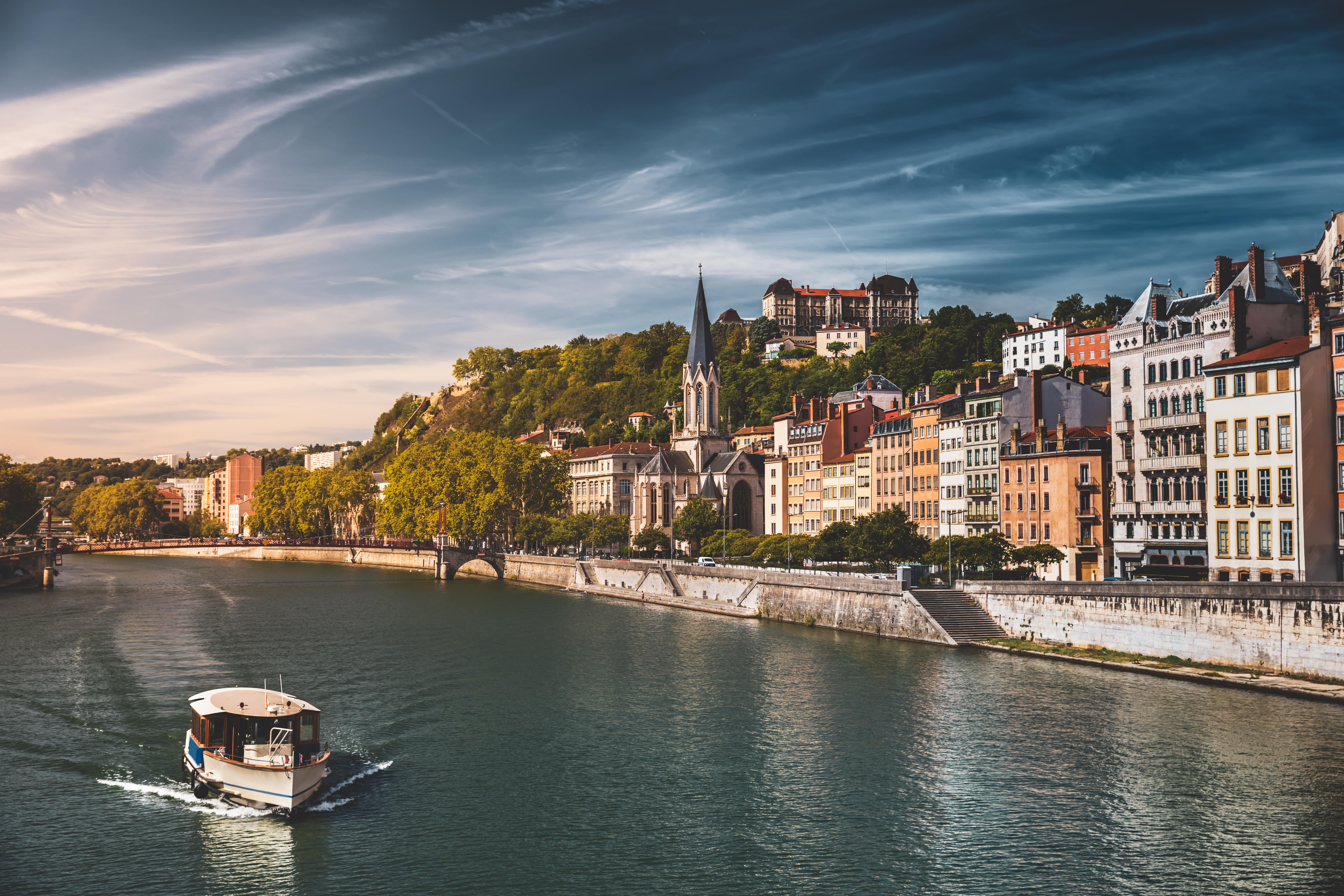 Quai de Saône, vue sur Saint-Georges, au sud du Vieux-Lyon. Visite guidée de Lyon. 